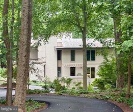 1325 Darnall Dr in McLean, VA - Building Photo - Building Photo
