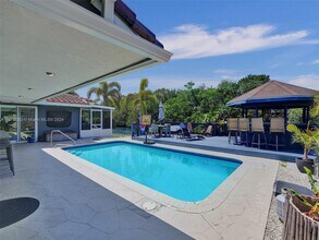 1740 NW 36th Ct in Oakland Park, FL - Foto de edificio - Building Photo