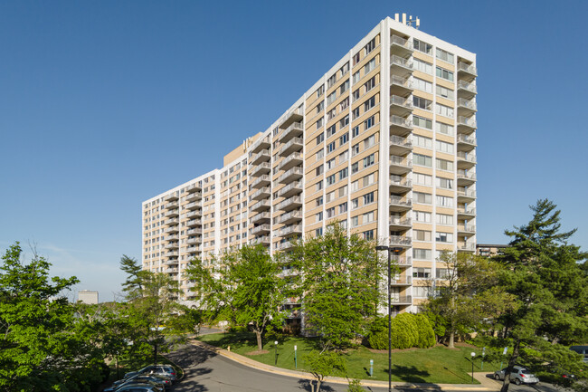 The Fountains in Alexandria, VA - Building Photo - Building Photo