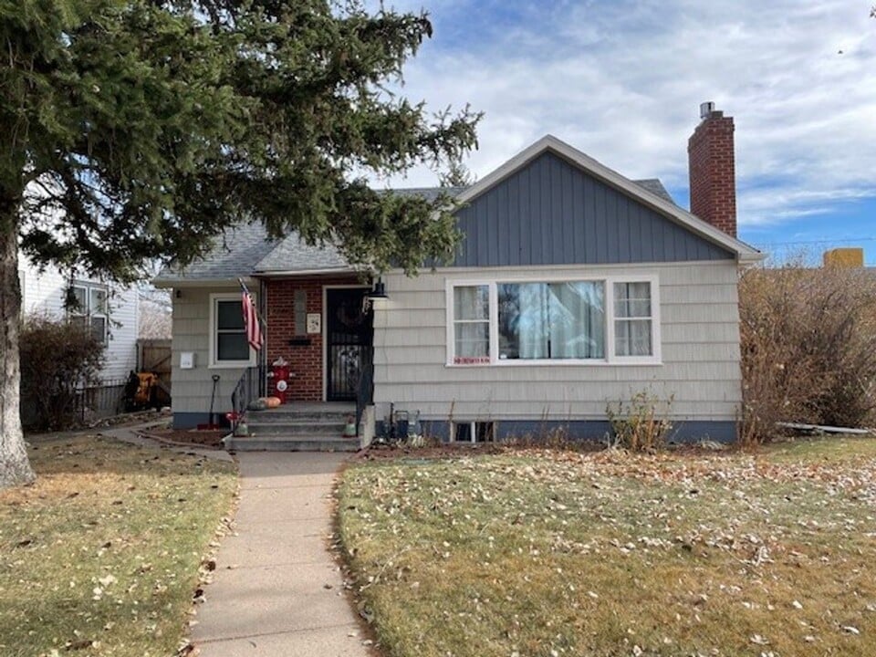 4001 Frontier Park Ave in Cheyenne, WY - Building Photo