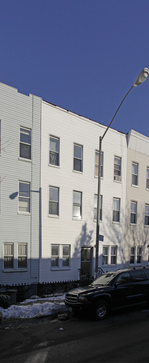113 Freeman St in Brooklyn, NY - Foto de edificio