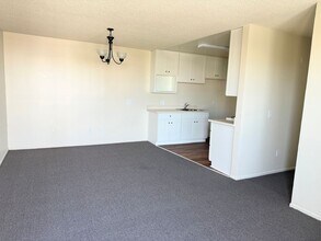 Gardena Royale Apartments in Gardena, CA - Foto de edificio - Building Photo