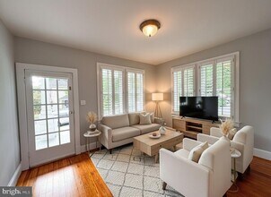 27 W Wyatt Ave in Alexandria, VA - Building Photo - Building Photo