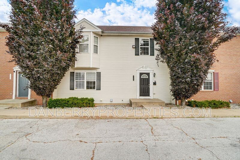 1105 N Byrne Rd in Toledo, OH - Building Photo