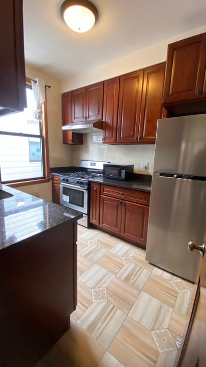 6356 Woodhaven Blvd, Unit 2F in Rego Park, NY - Building Photo