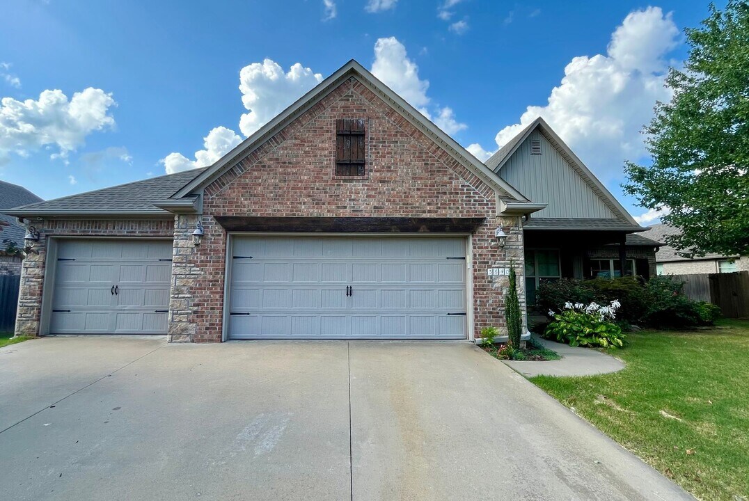 3640 W Bowling Green Pl in Fayetteville, AR - Building Photo