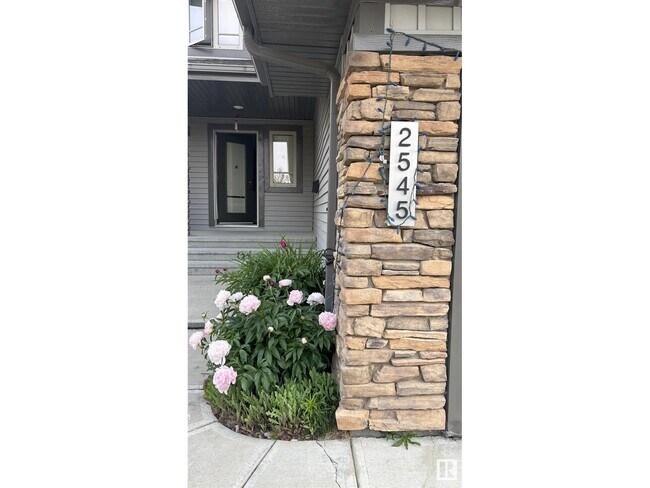 2545 Anderson Way SW in Edmonton, AB - Building Photo - Building Photo
