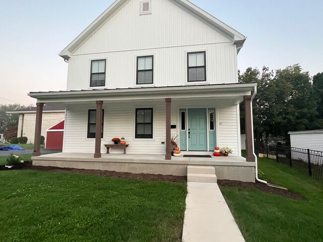 17 N 5th St in Akron, PA - Foto de edificio - Building Photo