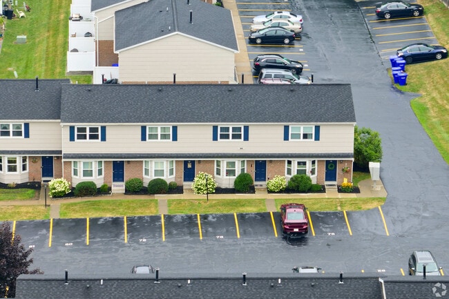 Glenwood Townhomes in Fairport, NY - Foto de edificio - Building Photo