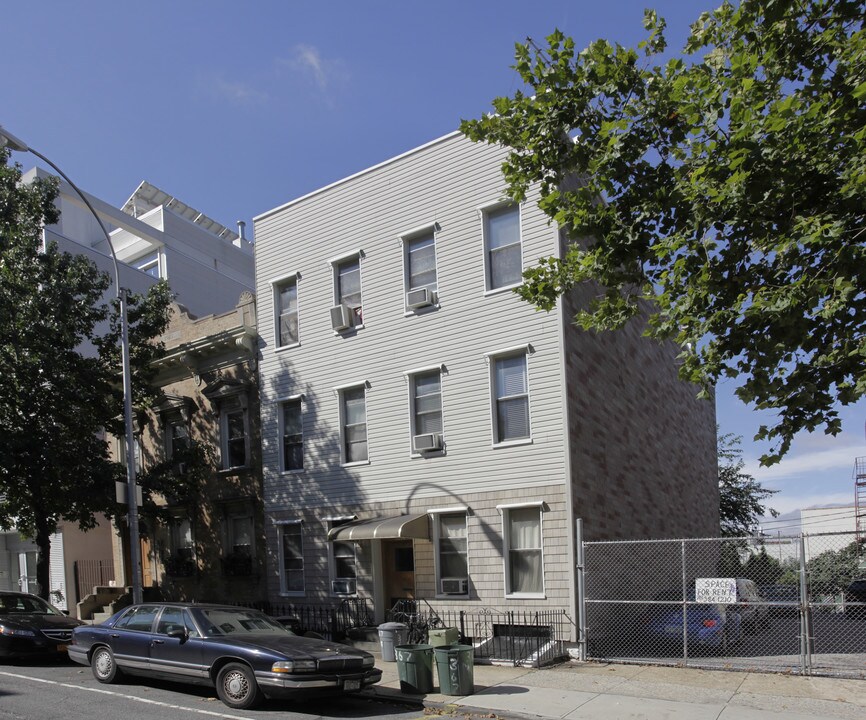 367 Manhattan Ave in Brooklyn, NY - Building Photo