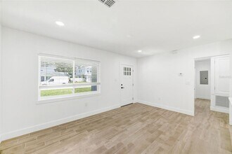 2318 S Hubert Ave in Tampa, FL - Building Photo - Building Photo
