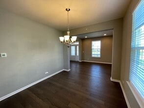 5776 Chatham Dr in Hoffman Estates, IL - Building Photo - Building Photo