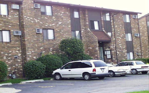 Golf Meadows Estates Apartments in Woodridge, IL - Building Photo