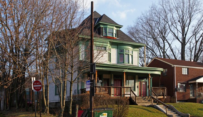504 Coal St in Pittsburgh, PA - Foto de edificio - Building Photo