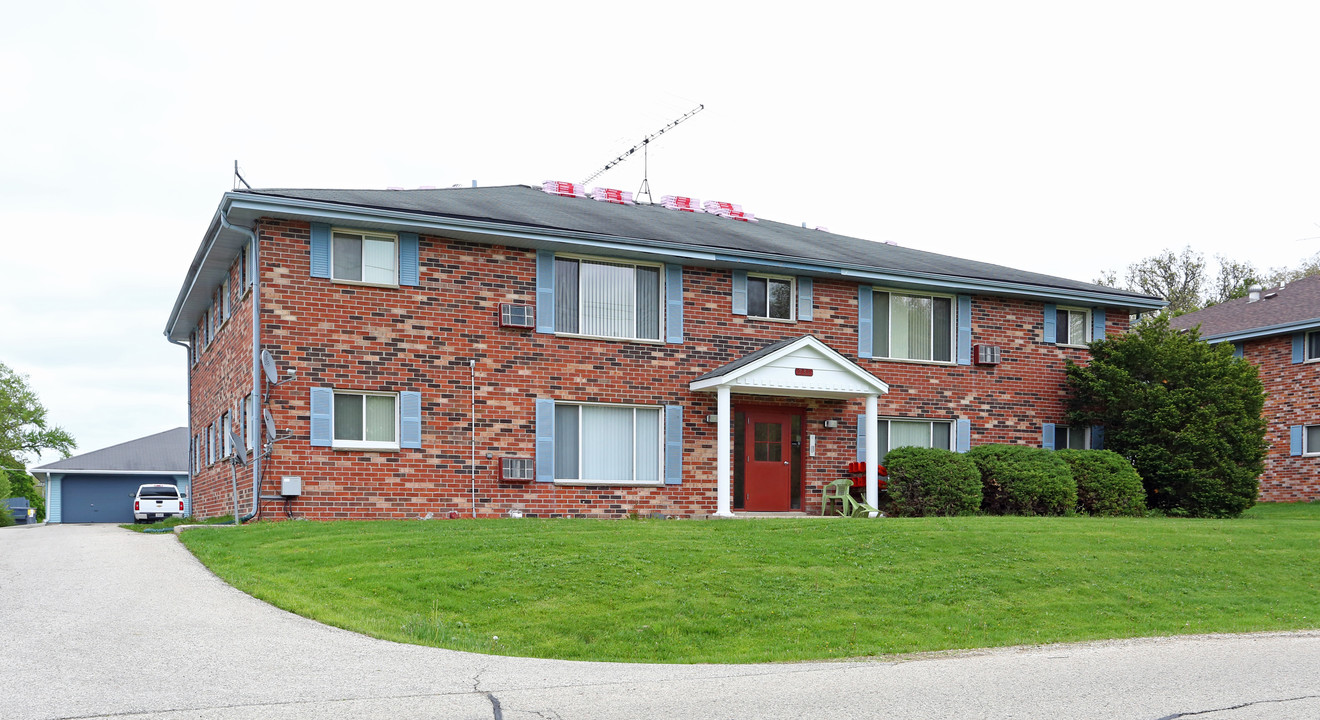 River Park Apartments in Waterford, WI - Building Photo