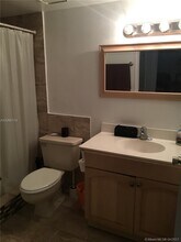 445 W Park Dr in Miami, FL - Building Photo - Building Photo