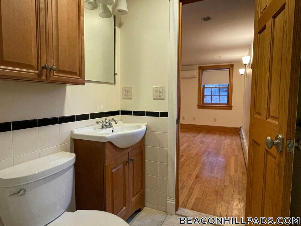 89 Myrtle St in Boston, MA - Building Photo