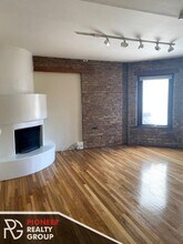 604 W Surf St, Unit 3001-556-2F in Chicago, IL - Building Photo - Building Photo