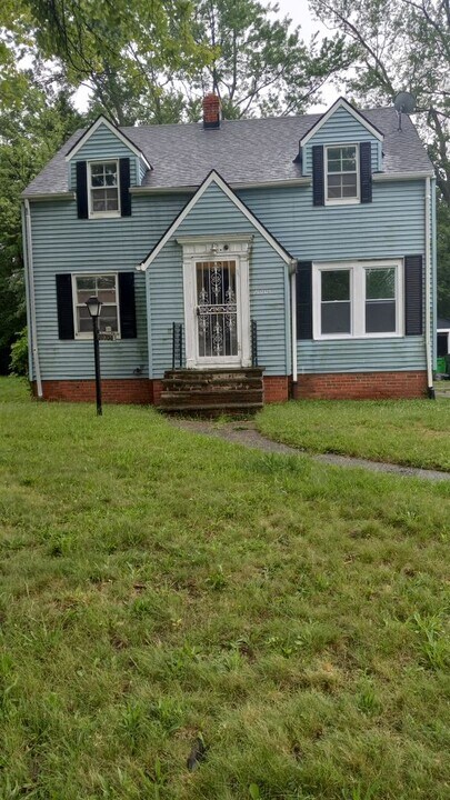 20704 E Gladstone Rd in Warrensville Heights, OH - Building Photo