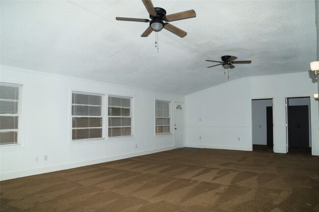 1129 N Arcola St in Angleton, TX - Building Photo - Building Photo