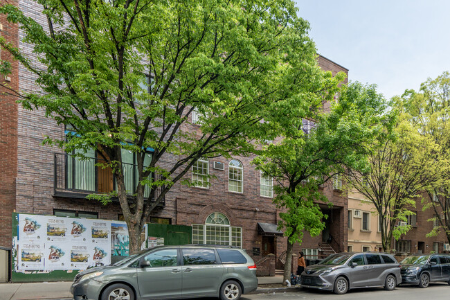 691 Bedford Avenue in Brooklyn, NY - Foto de edificio - Building Photo