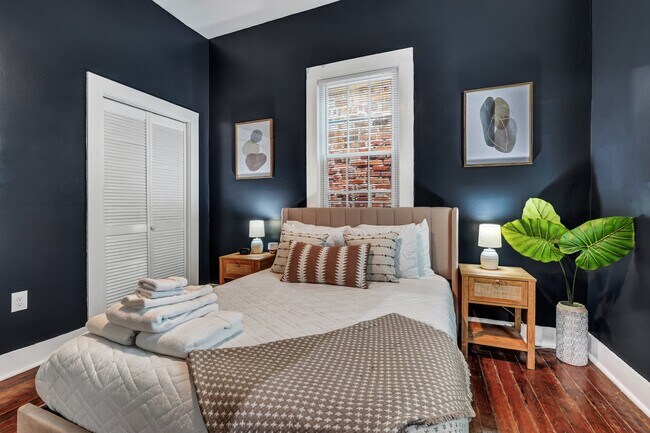 305 W Waldburg Ln in Savannah, GA - Building Photo - Building Photo