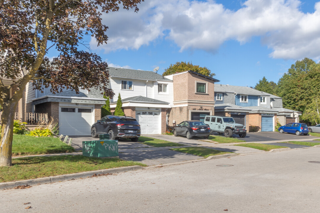 1556 Alwin Cir in Pickering, ON - Building Photo