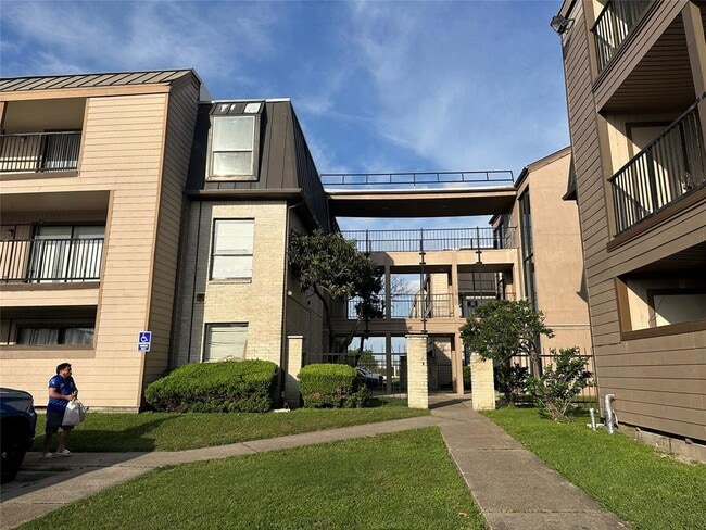 property at 206 Plaza Verde Dr