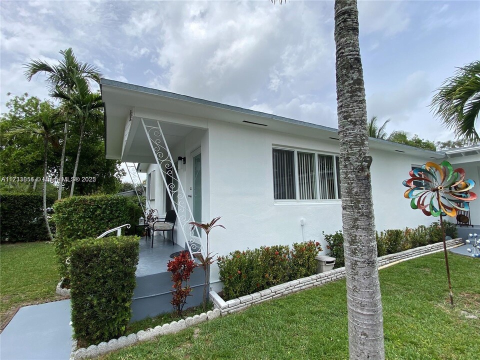 323 NE 114th St in Miami, FL - Building Photo