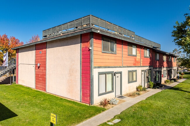 Park Circle Apartments in Lancaster, CA - Building Photo - Building Photo