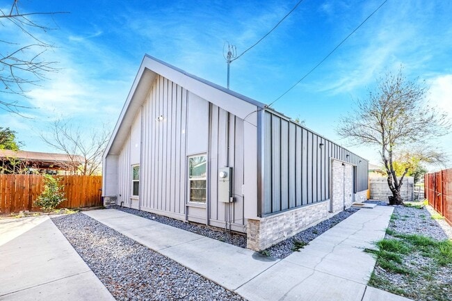 2301 Ligarde St in Laredo, TX - Foto de edificio - Building Photo