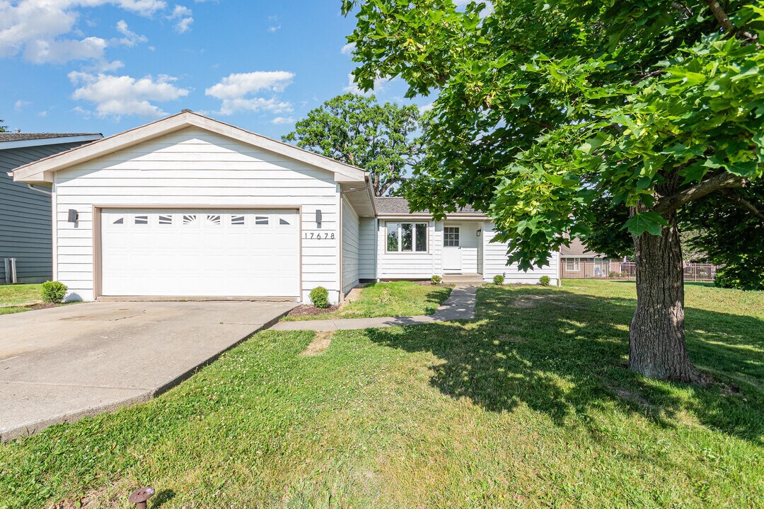 17678 W Saddle Ct in Gurnee, IL - Building Photo