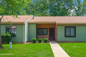 222 Medford Ct in Englishtown, NJ - Building Photo - Building Photo