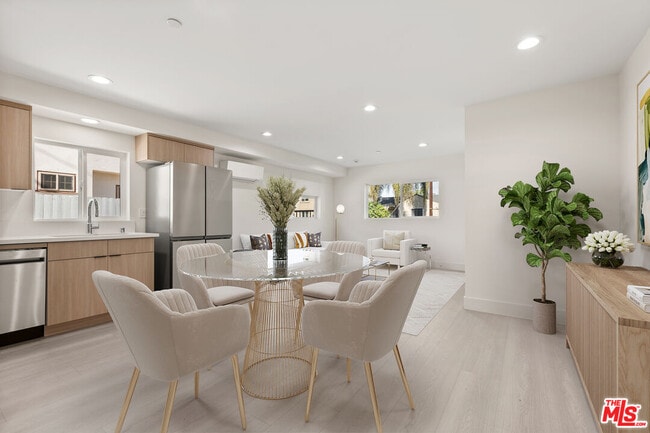 6943 Simpson Ave in Los Angeles, CA - Building Photo - Building Photo