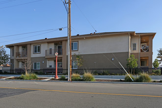 Emperor Estates in Dinuba, CA - Foto de edificio - Building Photo