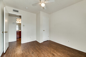 106 E Cedar St in Arlington, TX - Building Photo - Building Photo