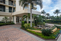 Meridian Club in Naples, FL - Foto de edificio - Building Photo