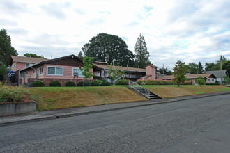 Fountain Court in Salem, OR - Foto de edificio - Building Photo