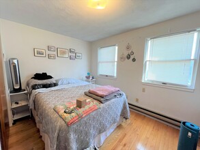 211 Holland St, Unit 3 in Somerville, MA - Building Photo - Building Photo