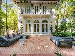 2700 Columbus Blvd in Coral Gables, FL - Building Photo - Building Photo