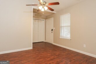 2453 Crestdale Cir SE in Atlanta, GA - Foto de edificio - Building Photo