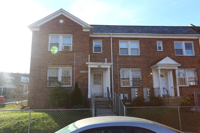 1911 M St NE