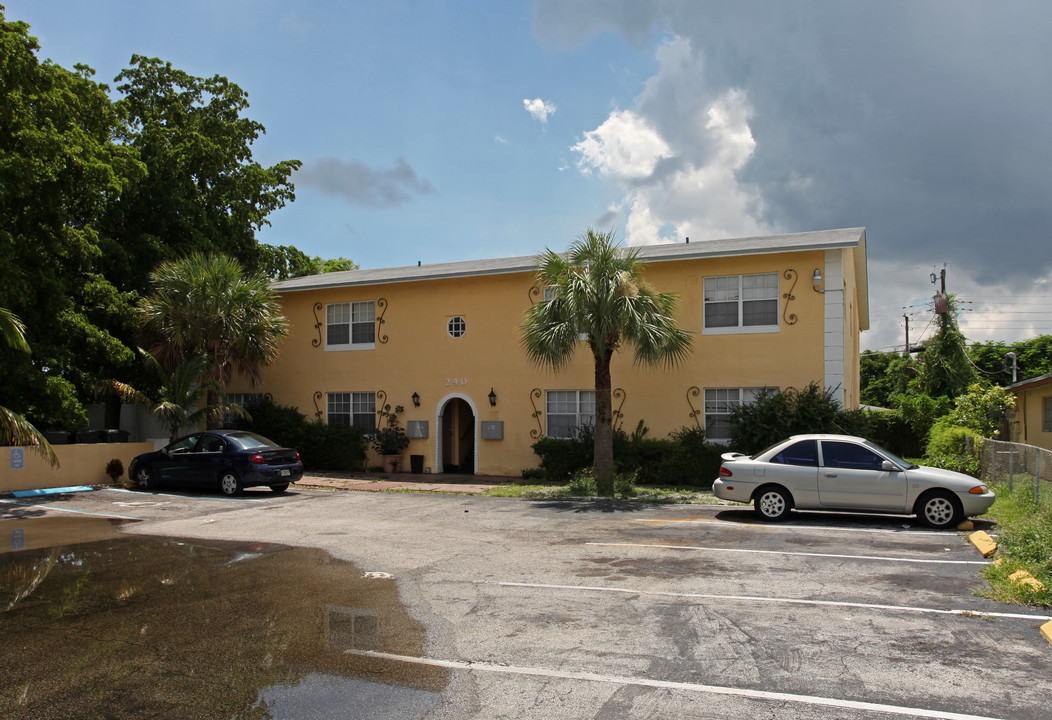 240 NW 42nd St in Oakland Park, FL - Building Photo