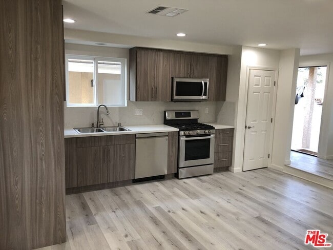 2700 Los Olivos Ln in Montrose, CA - Building Photo - Building Photo