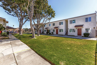 Southwinds Apartments in Oxnard, CA - Building Photo - Building Photo