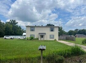 1003 School St, Unit B in Breaux Bridge, LA - Building Photo