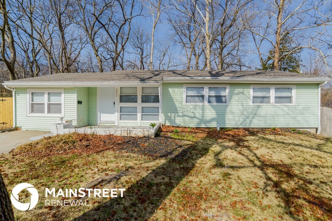 6002 N Virginia Ave in Gladstone, MO - Building Photo