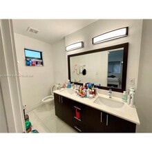 2957 NW 45th St in Miami, FL - Foto de edificio - Building Photo