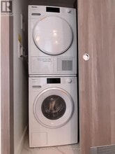 27 McMahon Dr in Toronto, ON - Building Photo - Building Photo