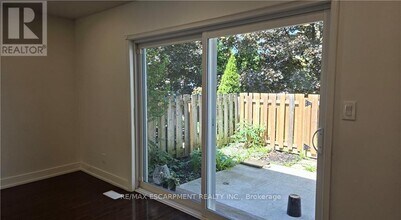 77 Linwell Rd in St Catharines, ON - Building Photo - Building Photo